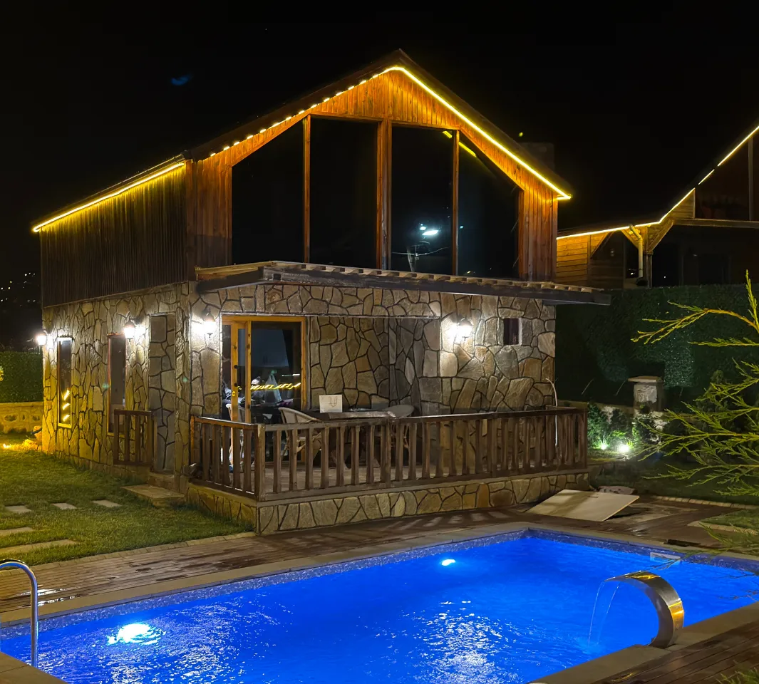 Trabzon havuzlu bungalov gece manzarası