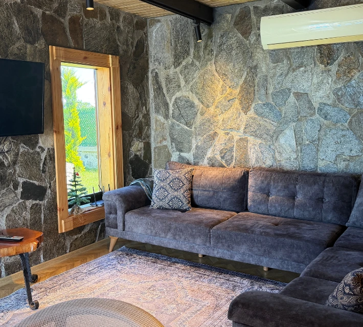 Trabzon havuzlu bungalov geniş ve konforlu salon
