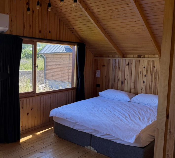 Trabzon havuzlu bungalov modern yatak odası